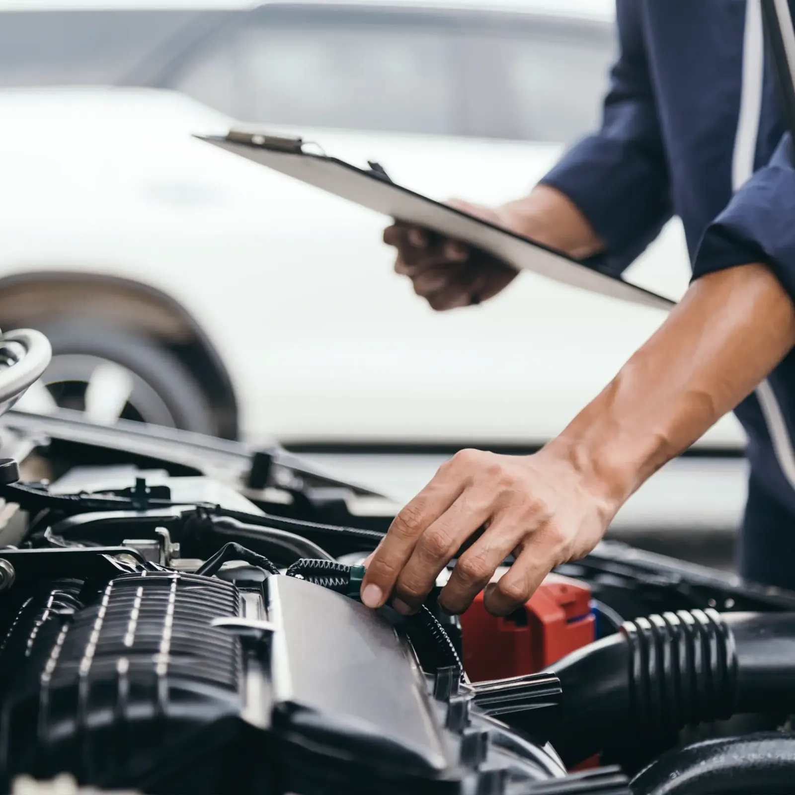 Oględziny samochodu na podnośniku w warsztacie Cargram Garage